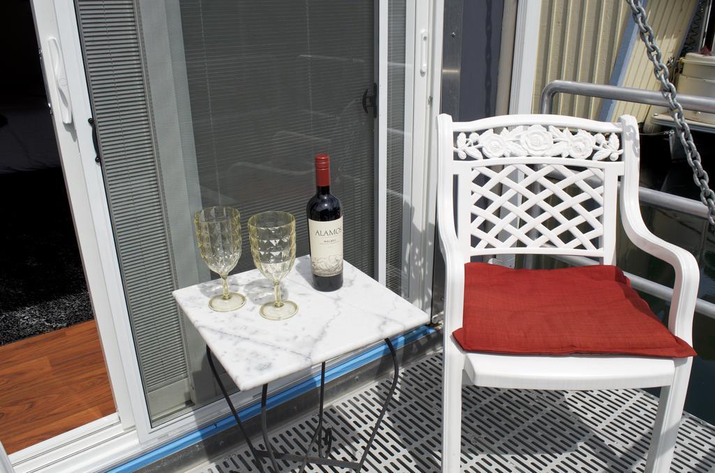 A Float Home B&B In Fisherman'S Wharf Victoria
