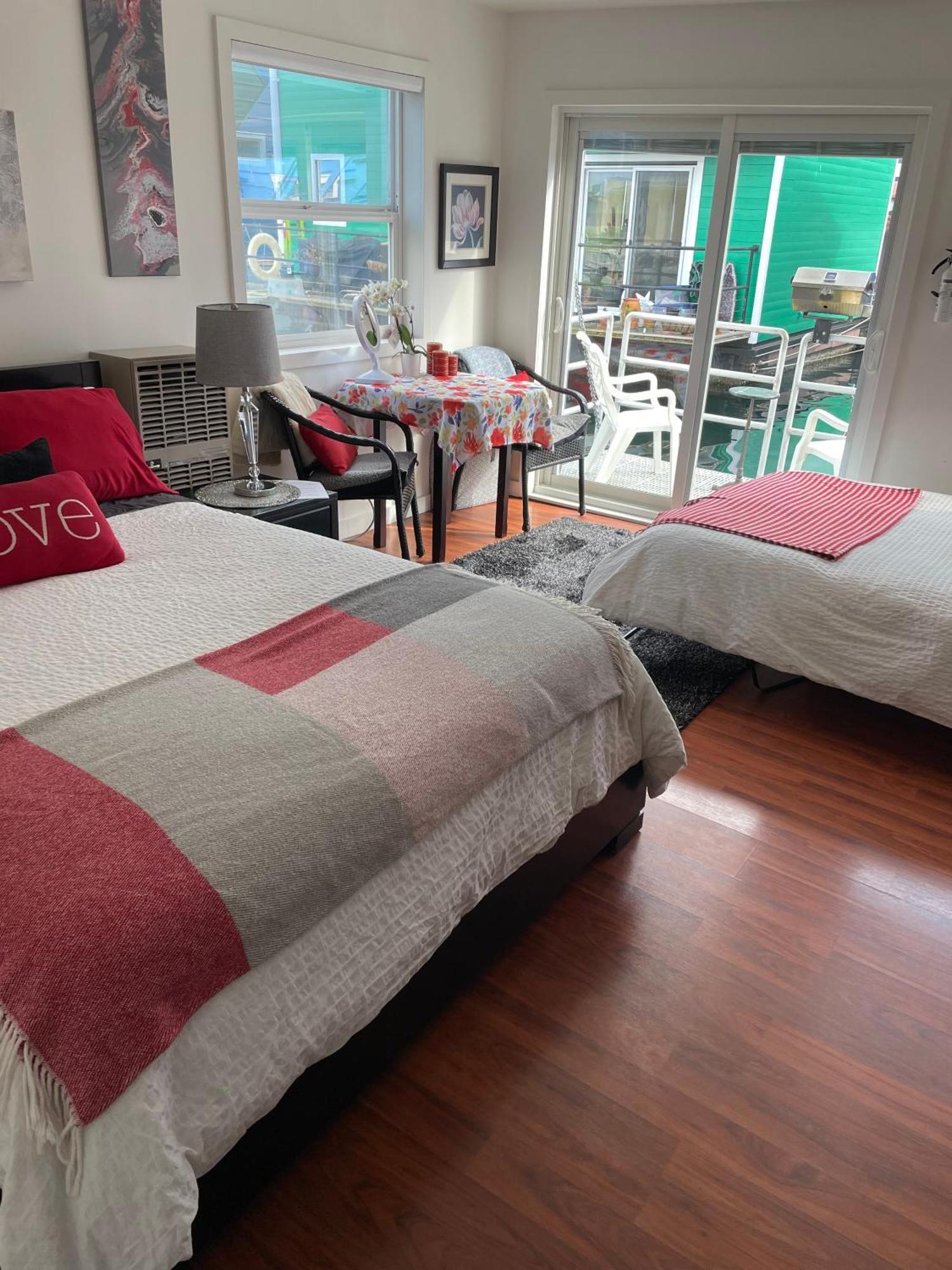 A Float Home B&B In Fisherman'S Wharf Bed & Breakfast Victoria